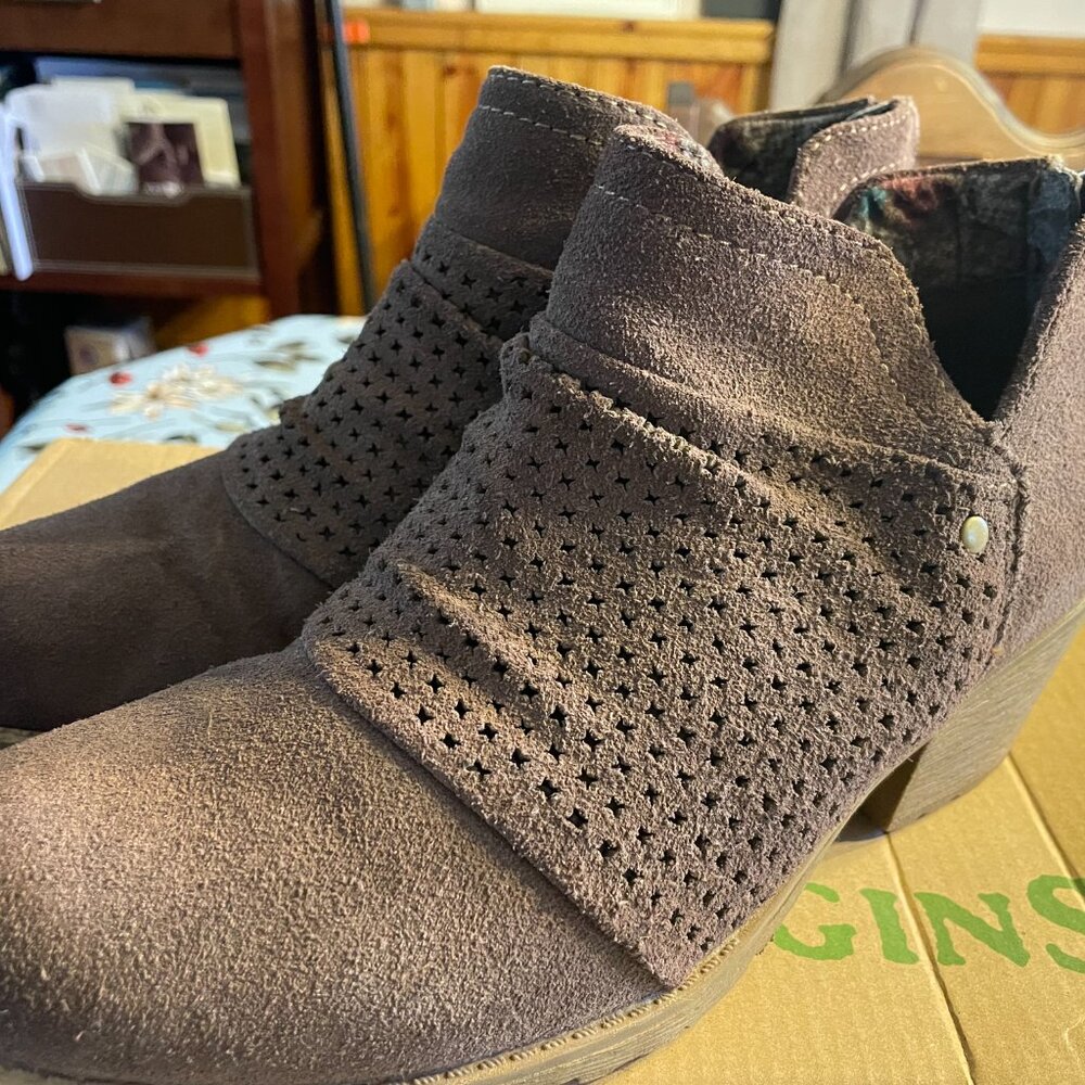 Earth Origins Brown Suede Ankle Boots - Womens Size 9 in Excellent Condition!